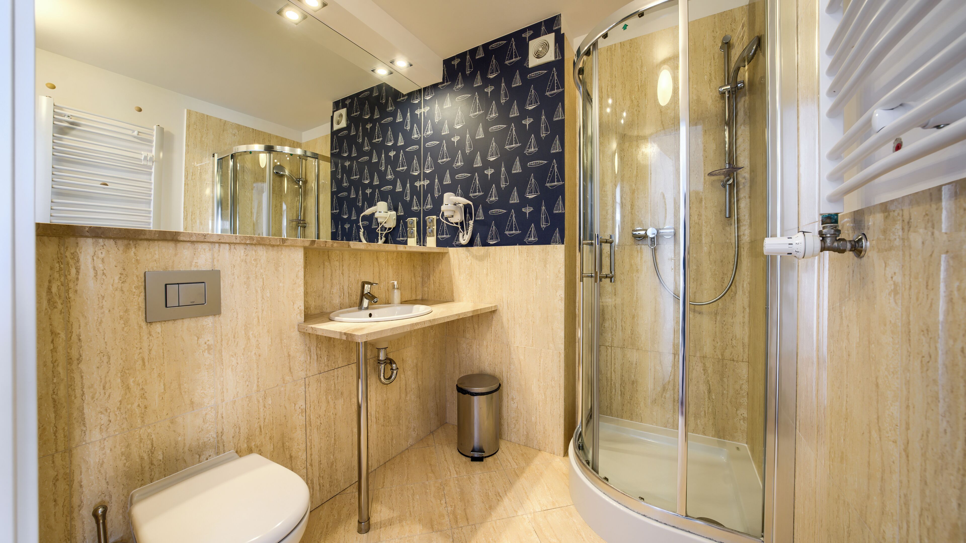 Apartamento (52) | Banheiro | Banheira e chuveiro separados, toalhas de banho