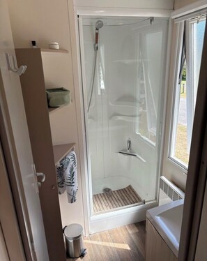 Shower, hair dryer - Perros-Guirec / Louannec - Mobil-home 6 pers. Campsite 3⭐ - Pink Granite Coast (Louannec)