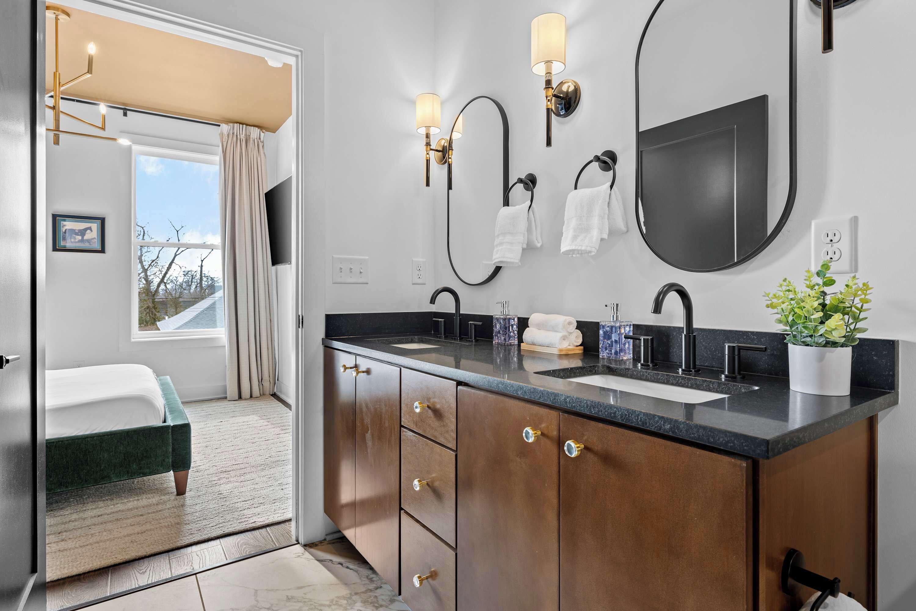 4 slaapkamers, een bureau, een strijkplank/strijkijzer, reisbedje