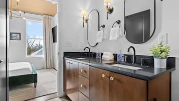 4 slaapkamers, een bureau, een strijkplank/strijkijzer, reisbedje