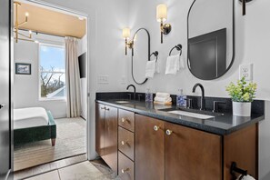 4 makuuhuonetta, työpöytä, silitysrauta/-lauta, vauvan matkasänky