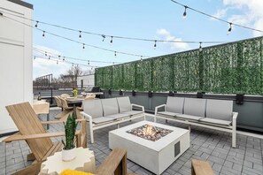 Outdoor dining - Minutes to Downtown | Skyline Rooftop Views (Nashville)
