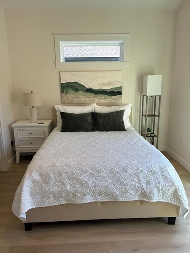 Modern Snow Bird Comfort in Downtown Inverness. Walk to Trails, Parks & Dining