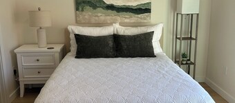 Modern Snow Bird Comfort in Downtown Inverness. Walk to Trails, Parks & Dining