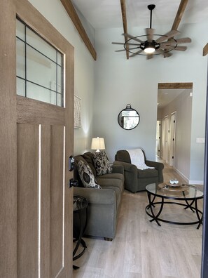 TV - Modern Snow Bird Comfort in Downtown Inverness. Walk to Trails, Parks & Dining (Inverness)