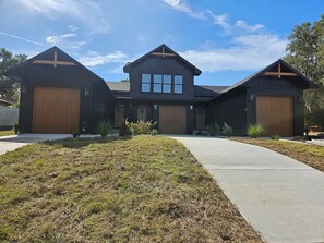 Exterior - Modern Snow Bird Comfort in Downtown Inverness. Walk to Trails, Parks & Dining (Inverness)