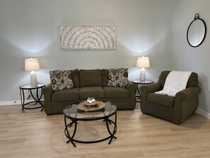 TV - Modern Snow Bird Comfort in Downtown Inverness. Walk to Trails, Parks & Dining (Inverness)