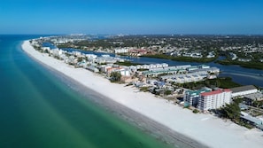 A coastal resort with beachfront properties, a marina, and a clear view of the ocean. - Bayview Villas - Bayview Shores (Indian Shores)