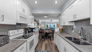 Villa, Multiple Beds (Bayview Villas 121 - Bayview Shores) | Private kitchen