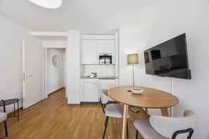 Dining - Wifi / Smart TV / City Centre / Queen Bed - CR 18 (Zürich)