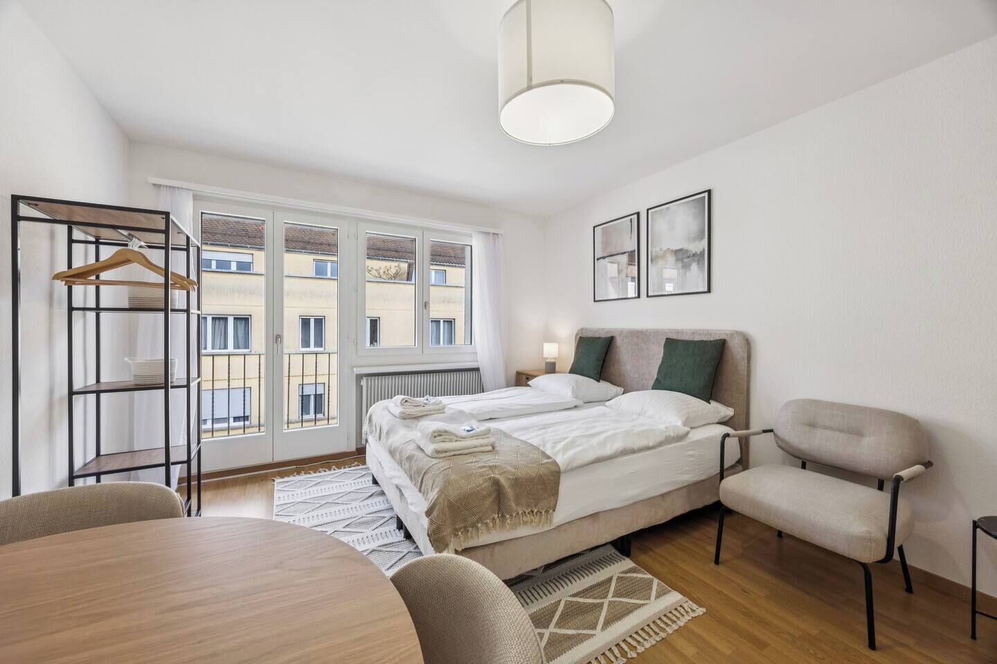 Bureau, fer et planche à repasser, Wi-Fi, draps fournis