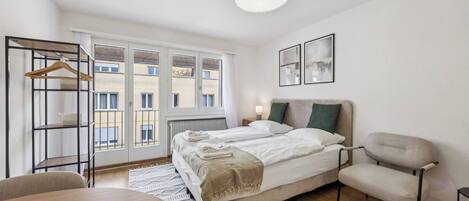 Desk, iron/ironing board, WiFi, bed sheets