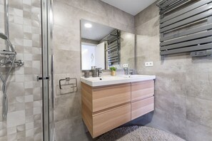 Douche, séchoir à cheveux, serviettes fournies