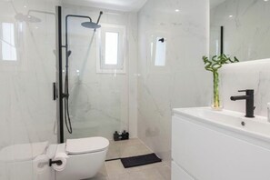 Hair dryer, towels, soap, toilet paper - WhiteWave • Sea View Luxury 2BR • Athens Riviera (Alimos)