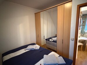 Iron/ironing board, WiFi, bed sheets - Apartment '2-raum-ferienwohnung Mit Balkon 1' with Shared Terrace, Shared Garden and Wi-Fi (Cuxhaven)
