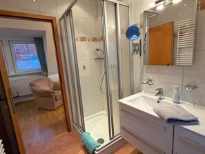 Shower, hair dryer, towels - Apartment '2-raum-ferienwohnung Mit Balkon 1' with Shared Terrace, Shared Garden and Wi-Fi (Cuxhaven)