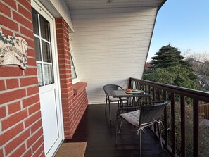 Outdoor dining - Apartment '2-raum-ferienwohnung Mit Balkon 1' with Shared Terrace, Shared Garden and Wi-Fi (Cuxhaven)