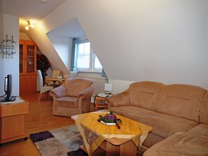 TV, stereo - Apartment '2-raum-ferienwohnung Mit Balkon 1' with Shared Terrace, Shared Garden and Wi-Fi (Cuxhaven)