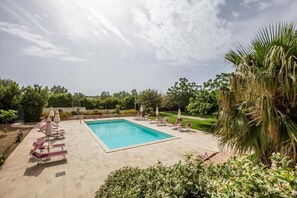 Seasonal outdoor pool, pool umbrellas, sun loungers - Dimora La Vignazza Agri Resort (Noto)