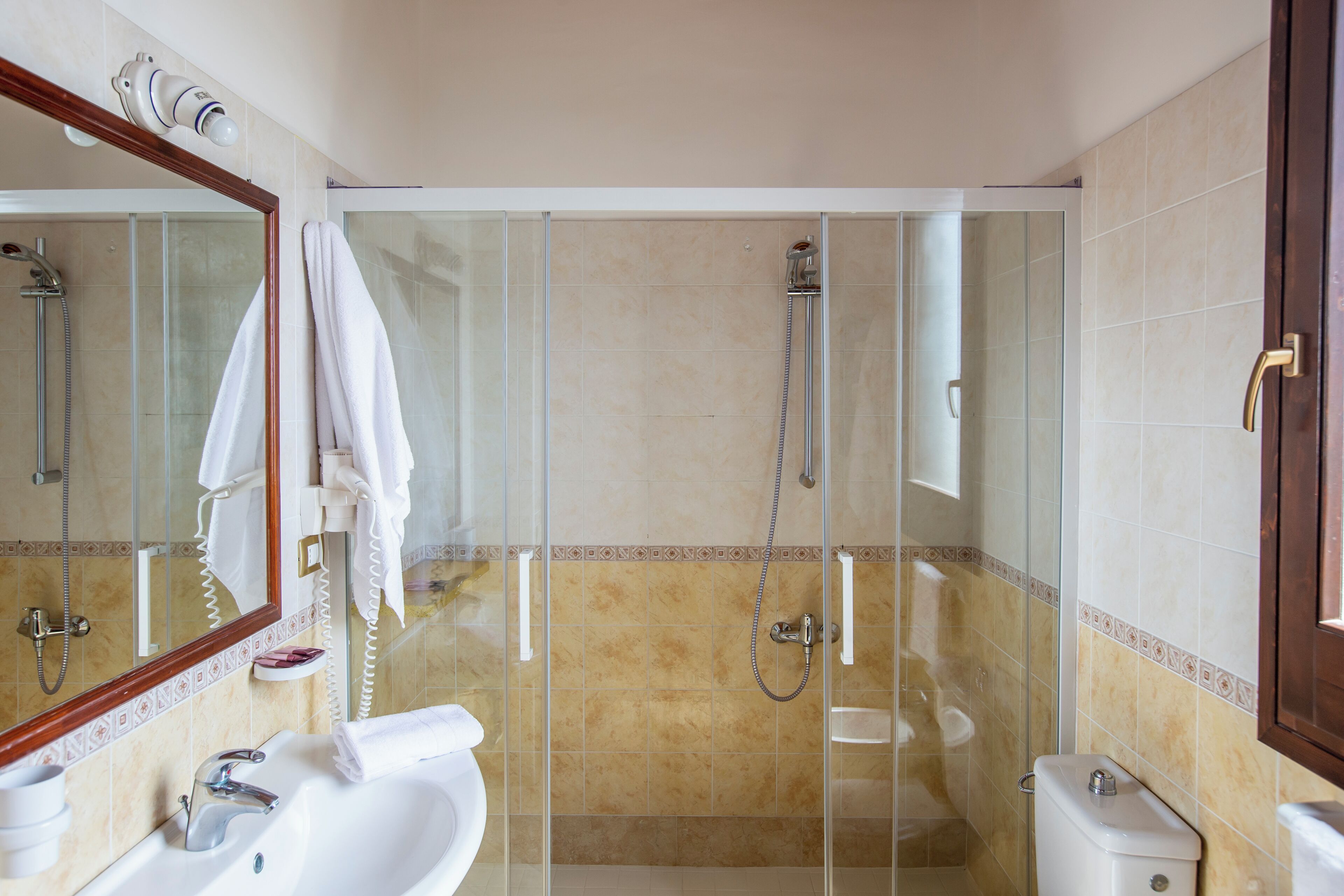 Quarto triplo clássico, vista para o jardim | Wi-Fi de cortesia, roupa de cama