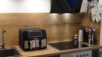 Kühlschrank, Mikrowelle, Ofen, Herdplatte