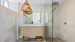 Shower, hair dryer - Ocean Outlook 4 on Marine Pde (Kingscliff)