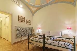 2 bedrooms, iron/ironing board, free WiFi - Casa Cornacchie - FromeHometoRome (Roma)