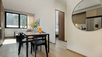 Apartment, 2 Bedrooms | Dining room