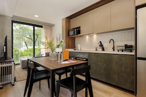 Loft (2) | Private kitchen | Fridge, microwave, stovetop, coffee/tea maker - Sullivan by Wynwood House (Mexico City)