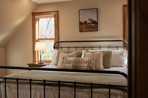 2 bedrooms, desk, iron/ironing board, free WiFi - Thyme Out | New Build | Hot Tub | 5 Min to BR (Blue Ridge)