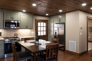 Dining - Thyme Out | New Build | Hot Tub | 5 Min to BR (Blue Ridge)