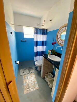 Doccia, asciugacapelli, asciugamani, sapone