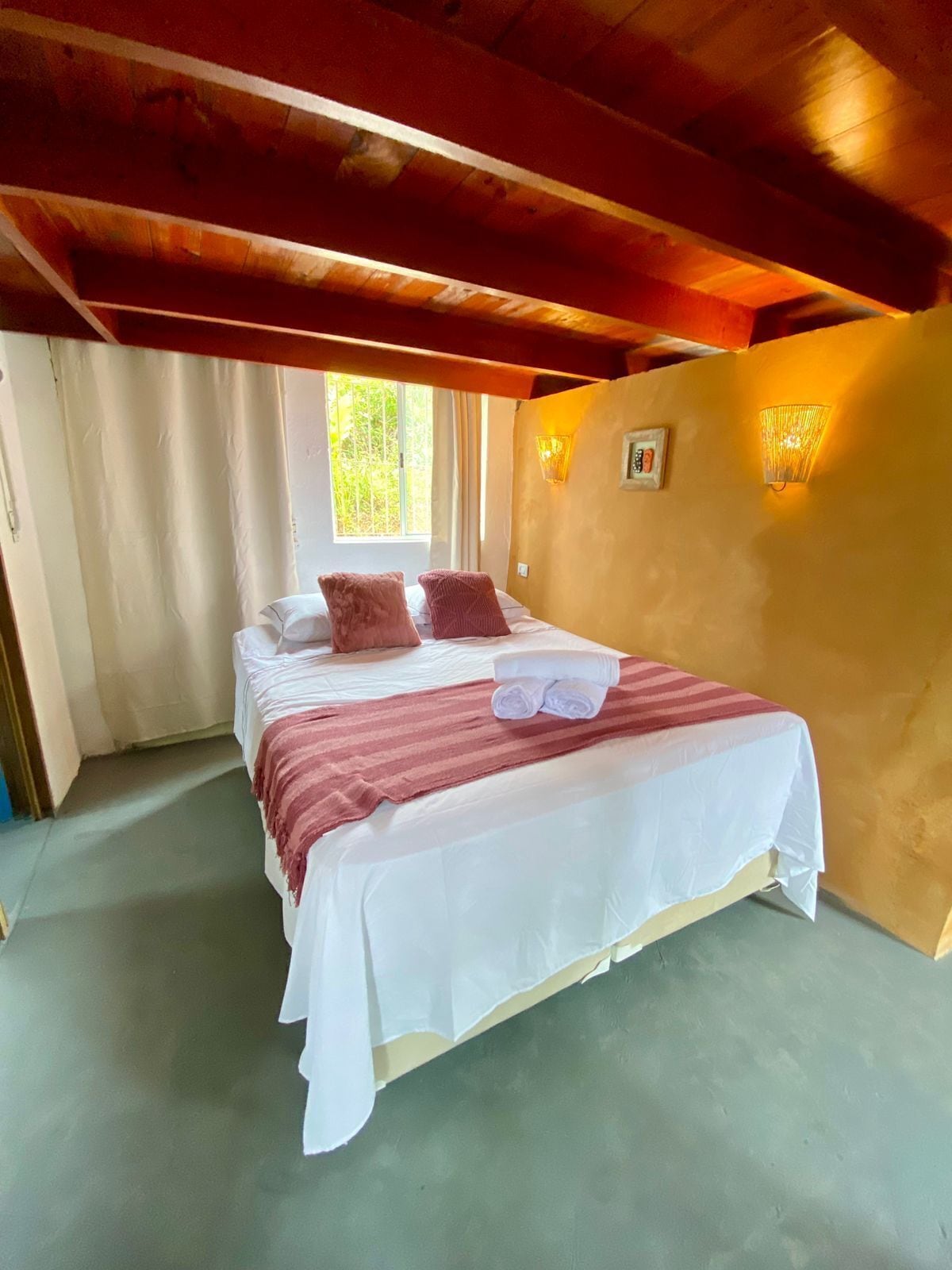 Planxa i posts de planxar, wifi i roba de llit 