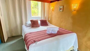 Planxa i posts de planxar, wifi i roba de llit