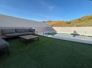 Pool - Modern Studio Retreat with Private Pool & Mountain Views in Málaga (Málaga)