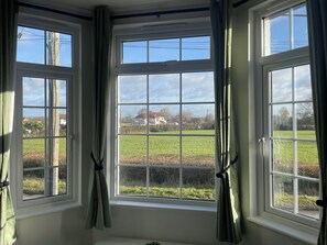 Interior - Stylish 3-Bedroom Somerset Accommodation with Parking, Fast WiFi & Workspace (East Huntspill)