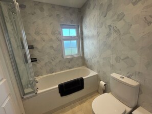 Serviettes fournies, savon, papier toilette