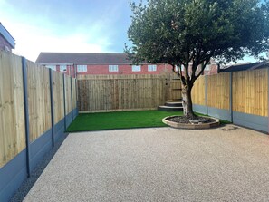 Property grounds - Stylish 3-Bedroom Somerset Accommodation with Parking, Fast WiFi & Workspace (East Huntspill)
