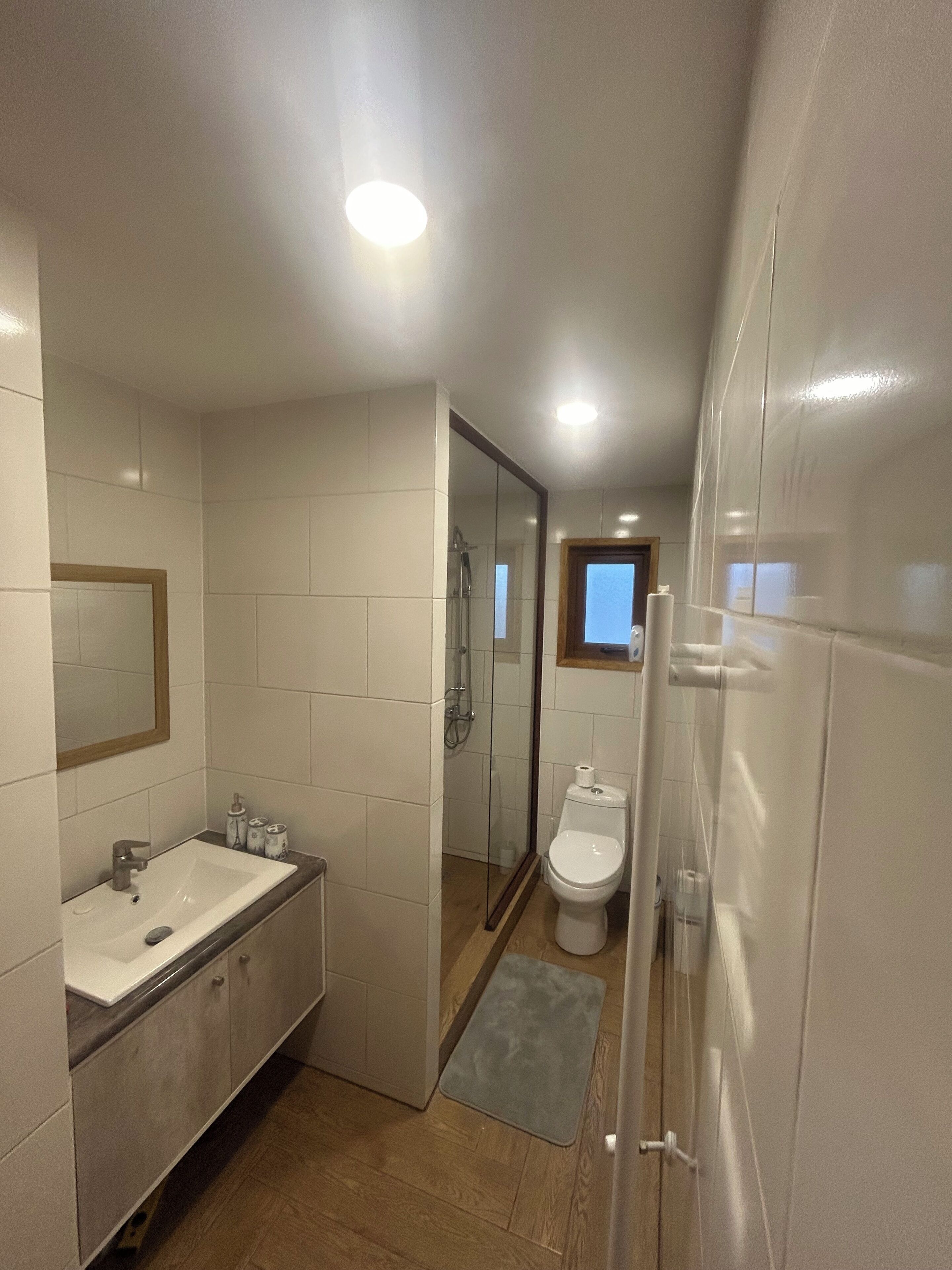 Sèche-cheveux, serviettes fournies, savon, papier toilette