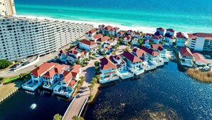 Une station balnéaire dotée de villas en bord de mer, d’un port de plaisance et d’un grand hôtel.