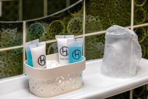 Shower, hair dryer, towels - Room 'Doppelzimmer Standard 16' with Mountain View and Wi-Fi (Wieden)