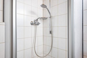 Ducha, secador de pelo y toallas