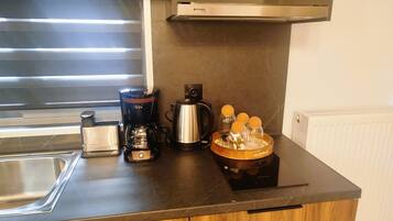 Fridge, oven, stovetop, coffee/tea maker