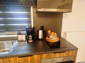 Réfrigérateur, four, plaque de cuisson, cafetière/bouilloire