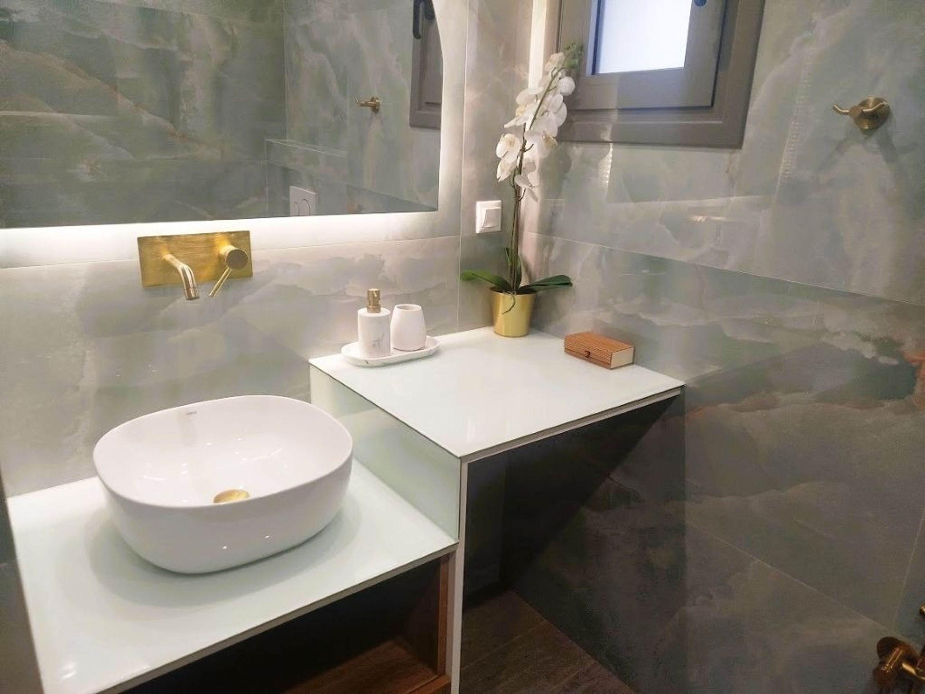 Sèche-cheveux, serviettes fournies