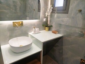 Sèche-cheveux, serviettes fournies