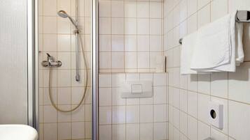 Douche, sĂšche-cheveux, serviettes fournies