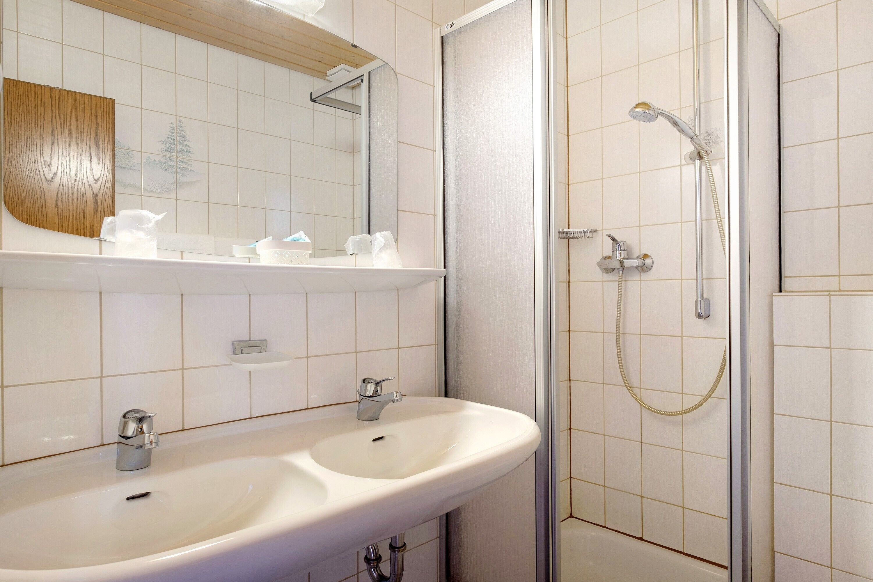 Een douche, een haardroger, handdoeken