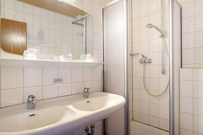 Een douche, een haardroger, handdoeken