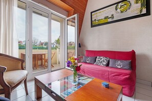 TV, stereo - Apartment 'Le Cormoran' with South-Facing Balcony, Steps from the Harbor (Pornic)